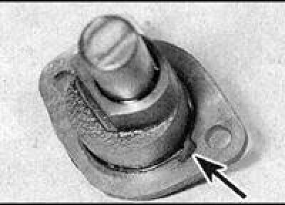 10. Загарніце чатыры ніта М6 мацавання галоўкі блока цыліндраў да вечка, зацягніце ніты з…