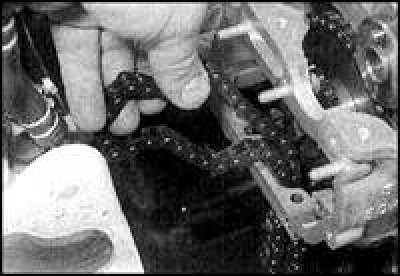 9. Выведите из зацепления с цепью обе звездочки распредвалов и, манипулируя, снимите звездочки.