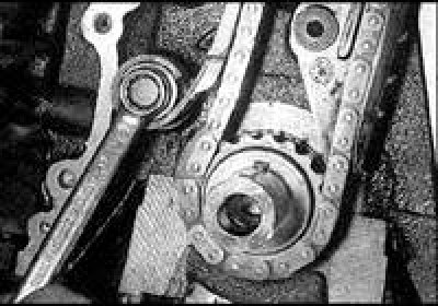 10. Выведите верхнюю цепь из зацепления с промежуточной звездочкой и манипулируя, достаньте из…