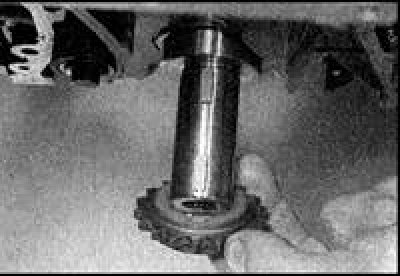 1. Убедитесь, что поршень 1-го цилиндра находится в ВМТ такта сжатия (канавка под шпонку на носке…