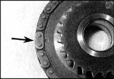 3. Слегка смажьте валик промежуточной звездочки свежим маслом для двигателя и оденьте звездочку на…