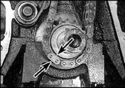 4. Установите цепь вместе с промежуточной звездочкой на место, так, чтобы второе звено с…