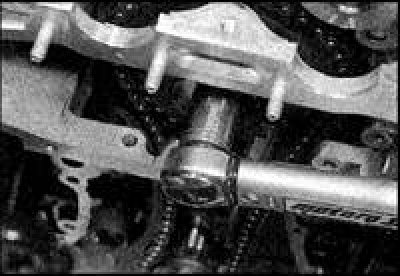 5. Убедитесь, что метки (указаны стрелками) на промежуточной и ведущей звездочках совмещены со…