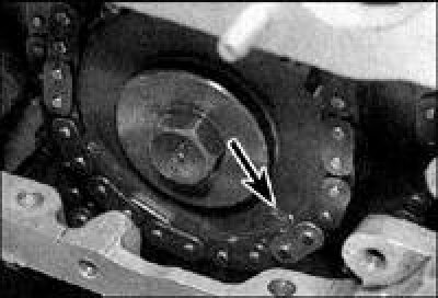 8. На двигателях поздних выпусков интервалы между окрашенными звеньями верхней цепи одинаковы,…