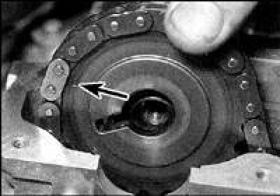 9. С учетом п.7, установите на место верхнюю цепь так, окрашенные звенья были обращены наружу.…