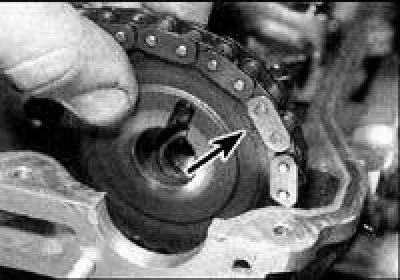 10. Установите звездочки распредвалов установочными метками наружу (обе ведомые звездочки…