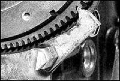 1. Demontujte prevodovku (pozri pododdiel 9.1) a spojka (viď. pododdiel 8.5).