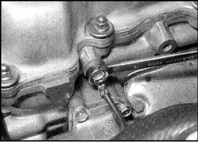 26. Вырабіце апазнавальныя пазнакі і адлучыце ад рухавіка шлангі ацяпляльніка і шлангі сістэмы…