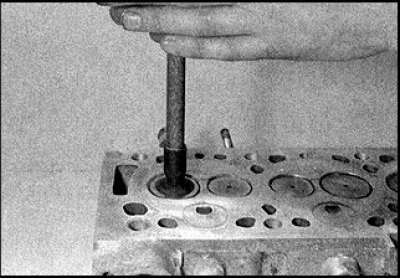 4. Перад прыціркай галоўку цыліндраў пакладзяце на роўную паверхню, камерамі згарання ўгару.