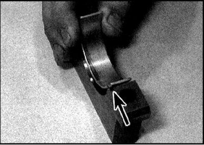 2. Усталюеце верхнія ўкладышы, сумясціўшы выступы з паглыбленнямі ў блоку цыліндраў (стрэлка).