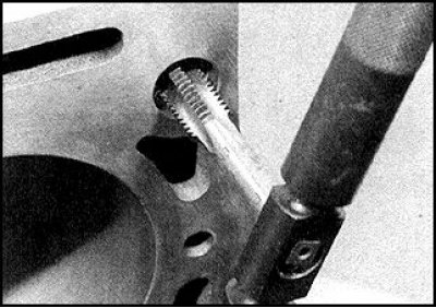 6. Калі паверхня блока цыліндраў забруджана ўмерана, то можна абмежавацца мыйкай блока цыліндраў…