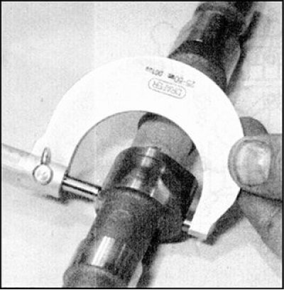 2. Усталюеце распредвал у прызматычныя апоры і з дапамогай стрелочного індыкатара праверце біццё ў…