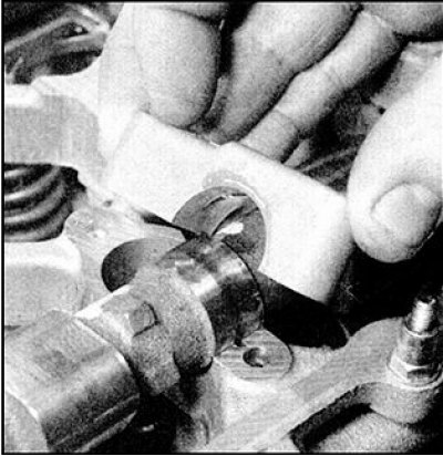 6. Пераканайцеся ў абсалютнай чысціні кантактных паверхняў накрывак апорных шыек і пасцеляў галоўкі…