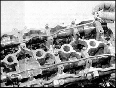 8. Усталюеце маслоотражательную пласціну на 2-ю вечка распредвала выпускных клапанаў, усталюеце…