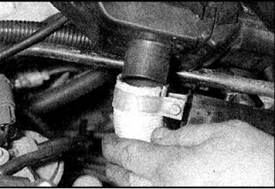 1. Адвядзіце зашчапкі, адкруціце ніт і гайку асадкі фільтра. Зніміце асадку з паветравода і…