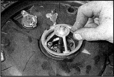 2. Адлучыце шланг падачы гарачага паветра.