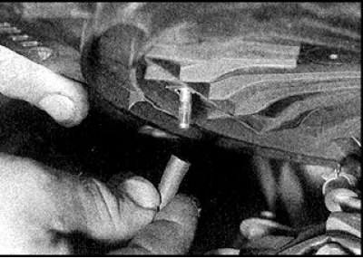 4. Адлучыце шланг вентыляцыі картэра (стрэлка).