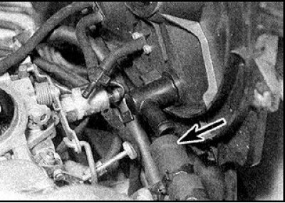 5. Падніміце падставу фільтра і адлучыце вакуумныя шлангі.