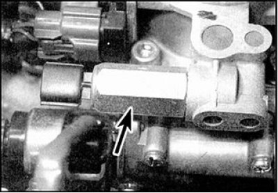 Solenoidový ventil - označený šípkou.