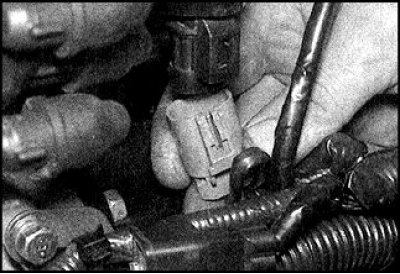 2. Адвярніце ад шпулькі (знаходзіцца злева на галоўцы цыліндраў) высакавольтны провад.