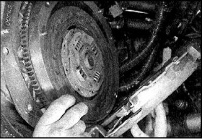 1. Дбайна ачысціце паверхні махавік і счапленні.