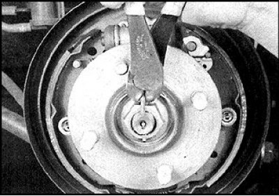 4. На аўтамабілях з заднімі барабаннымі тормазамі зніміце барабан.