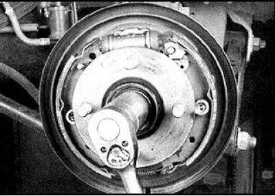 5. Зніміце каўпак калодкі і расшплінтуйце гайку восі.