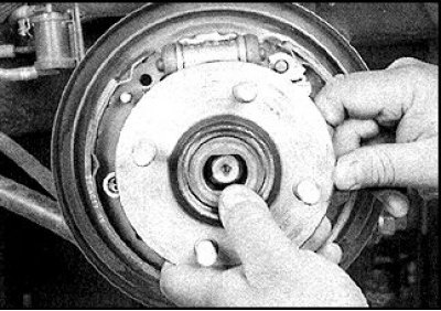 6. Адпусціце гайку ступіцах.