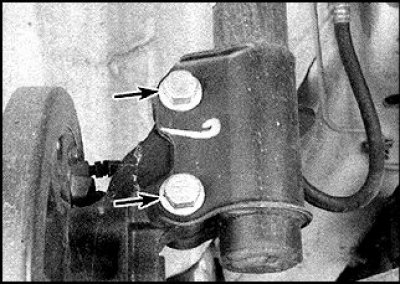 5. Дастаньце клямар і адлучыце ад стойкі шланг тормазу.