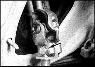 6. Унутры маторнага адсека адкруціце гайкі (пазначаны стрэлкамі) і сцягніце чахол карданнага…