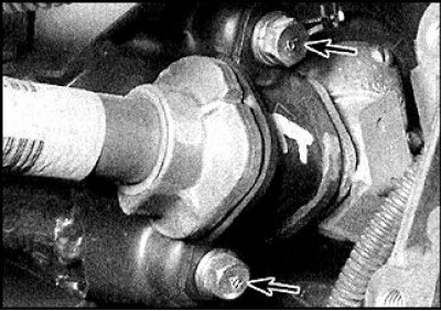 8. Абазначце ўзаемнае становішча шарніра і вала рулявога механізму, адпусціце ніт і адлучыце шарнір.