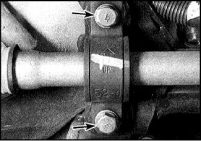 9. Адкруціце балты хамута кранштэйна з левага боку (пазначаны стрэлкамі).