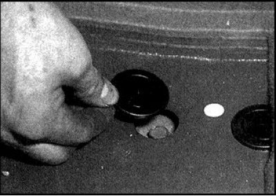 2. Адкруціце 2 шрубы мацавання накладак бампера да задняга крыла (фота злева) і шруба мацавання…