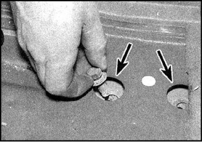 2. Адкруціце 2 шрубы мацавання накладак бампера да задняга крыла (фота злева) і шруба мацавання…