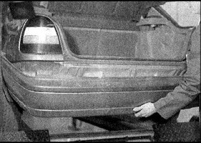 3. Працуючы ў багажніку, падніміце кілімкі, дастаньце заглушкі (фота злева) і адкруці па 2 ніта…