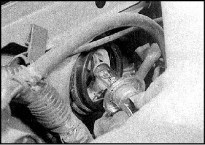 5. Дастаньце трымальнік лямпы, націснуўшы на зашчапку.