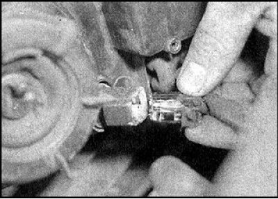 1. Адкрыйце капот.