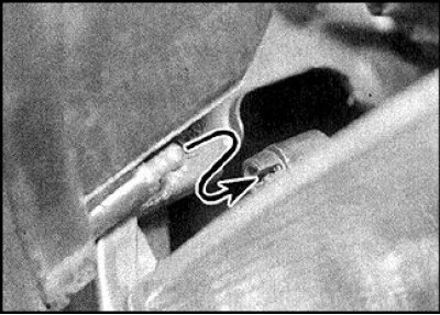 1. Адкрыйце капот і адкруціце шрубы плафона паказальніка павароту ў верхняй вонкавай яго часткі.