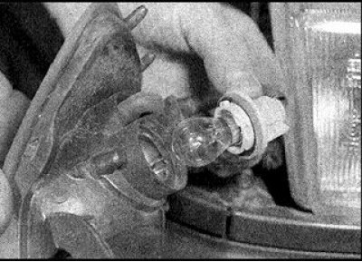 2. Адлучыце ніжні шарнір і падчапіце і асцярожна дастаньце плафон з крыла.