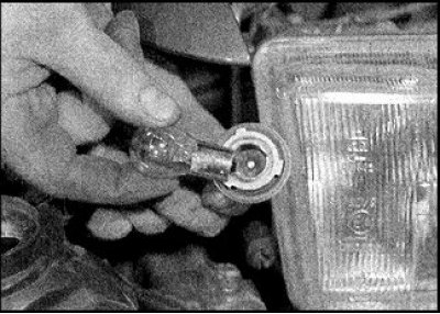 3. Дастаньце трымальнік лямпы, павярнуўшы супраць гадзіннікавай стрэлкі.