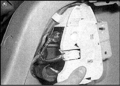 2. Дастаньце зашчапку і адкрыйце лючок у задняй накладцы.
