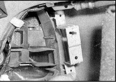 12. Odstráňte držiak lampy.