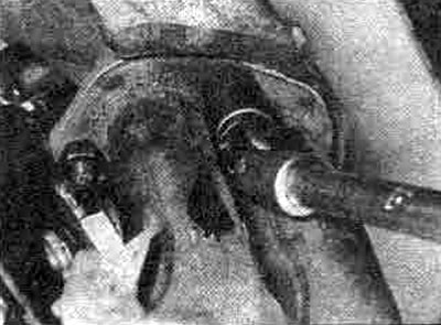 12.26 Адкручванне гаек якая адводзіць выхлапной трубы