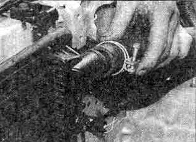 9.4А. Разъединение верхнего шланга от радиатора поперечного потока