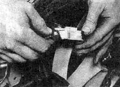 9.7В. Разъединение проводов электрического вентилятора охлаждения