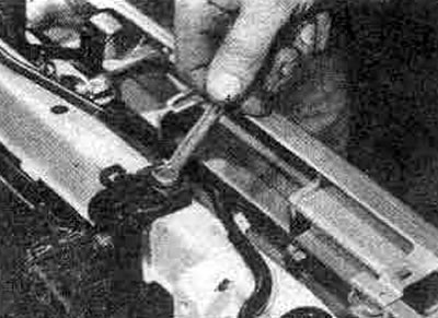 9.8А. Открутите верхнее крепление бачка радиатора ...