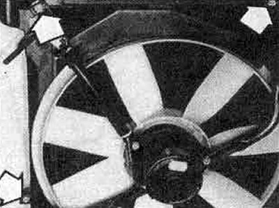 9.10. Снимите монтажные болты (отмечены стрелками), чтобы отделить радиатор от вентилятора…