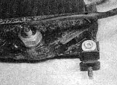 9.15. Нижнее крепление бачка радиатора (с вертикальным потоком) и термовыключатель