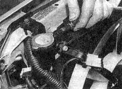 9.22 Ослабьте скобу и отсоедините шланг расширительного бачка от радиатора