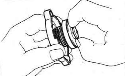 Рис. 2.9. Проверка клапана крышки радиатора